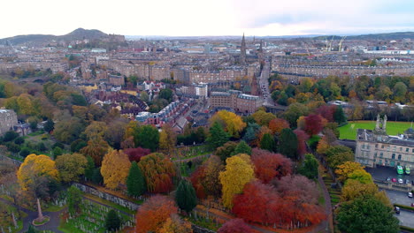 Vía-Aérea-De-Derecha-A-Izquierda-Sobre-El-Cementerio-Dean-Mirando-Hacia-El-Centro-De-La-Ciudad-De-Edimburgo