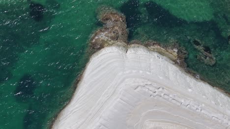 los tonos azules sobre los acantilados de scala dei turchi, sicilia, italia