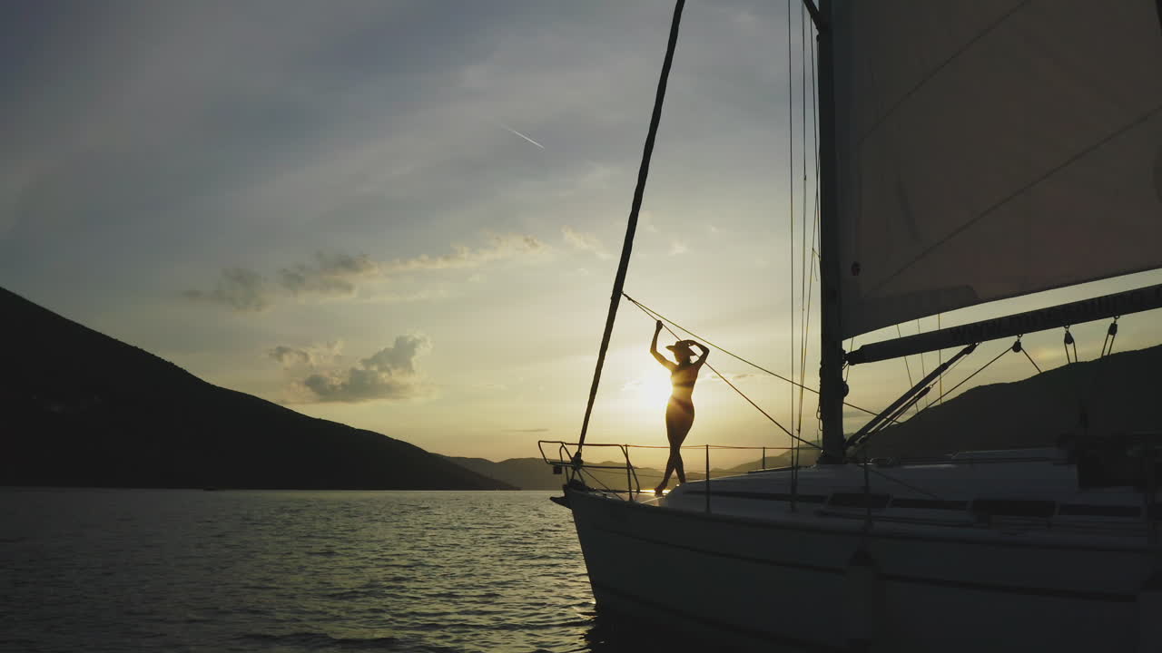 Mulher em um Iate ao Pôr do Sol