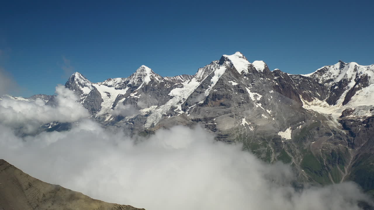 lenta y reveladora toma de dron de schilthorn en suiza