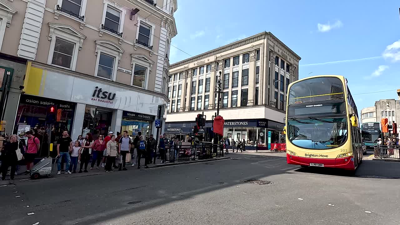 버스와 자동차가 바쁜 브라이튼 스트리트를 항해합니다.