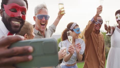 retrato de una feliz pareja casada afroamericana con diversos amigos tomando una selfie
