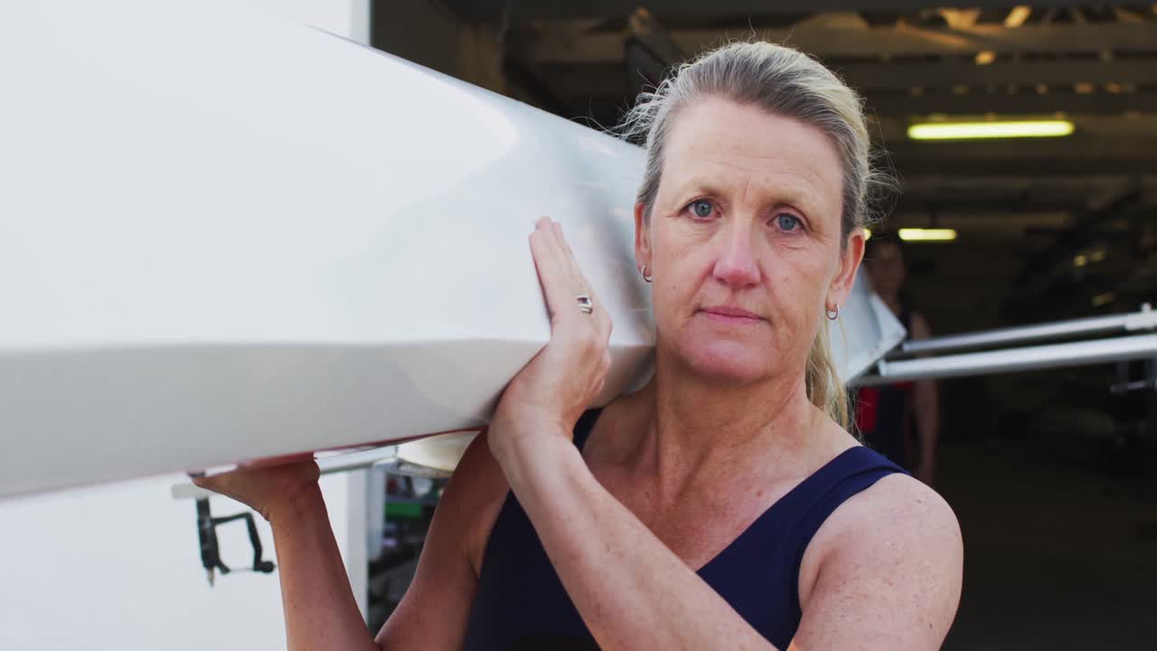 retrato de una mujer caucásica mayor que lleva un bote de remo