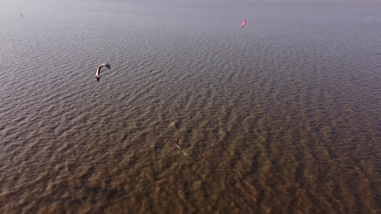 리오 데 라 플라타 강, 부에노스 아이레스에서 카이트서퍼 서핑