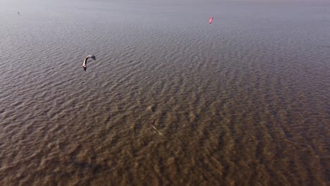 Kitesurfer-surfing-on-Rio-de-la-Plata-river,-Buenos-Aires