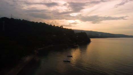 Toma-Aérea-Al-Atardecer-De-Una-Playa