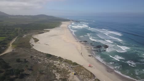 Wellen-Schlagen-In-Der-Abenddämmerung-An-Den-Sandstrand