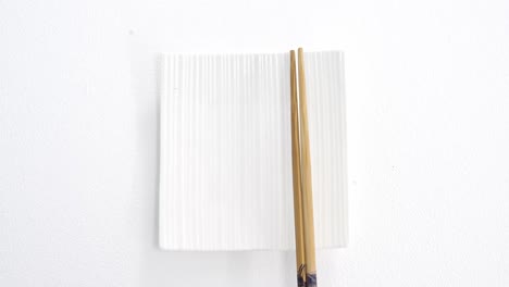 空の皿のチョップスティック