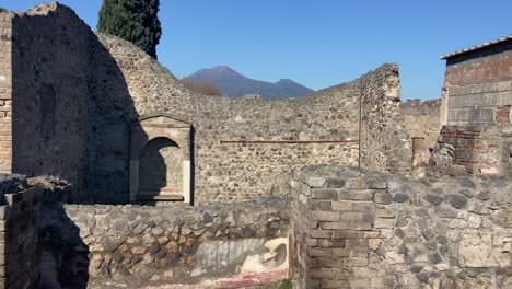 casa antigua en la ciudad romana de pompeya con el vesubio detrás