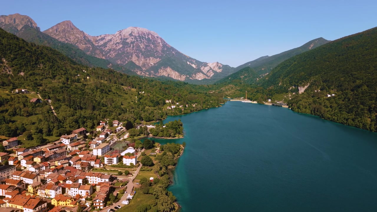 Aspre cime montuose delle Dolomiti Friulane che si ergono sopra il Lago di Barcis. Panoramica Italia del Nord