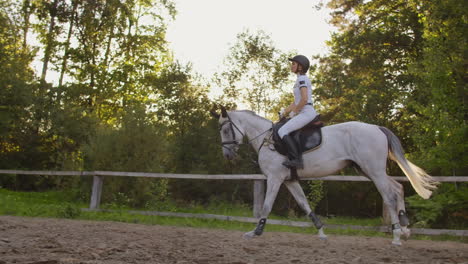 Este-Es-El-Mejor-Momento-Del-Entrenamiento-De-Equitación-Para-Niña.-Ella-Demuestra-Habilidades-Para-Galopar-Con-Su-Caballo.