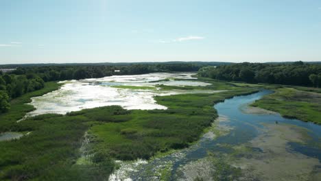 Una-Toma-Aérea-Dinámica-Que-Avanza-A-Través-Del-área-De-Manejo-De-Vida-Silvestre-Del-Estado-De-Wambach-Ubicada-En-El-Condado-De-Mahnomen,-Minnesota,-Estados-Unidos