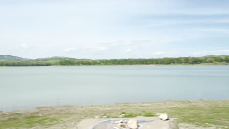 Al-Capturar-La-Serena-Belleza-De-Un-Lago-Tranquilo-Durante-La-Temporada-De-Otoño,-Esta-Toma-Panorámica-Revela-Con-Gracia-El-Atractivo-Tranquilo-De-La-Naturaleza.