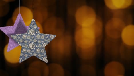 los adornos de las estrellas de navidad se mueven en el fondo de bokeh.