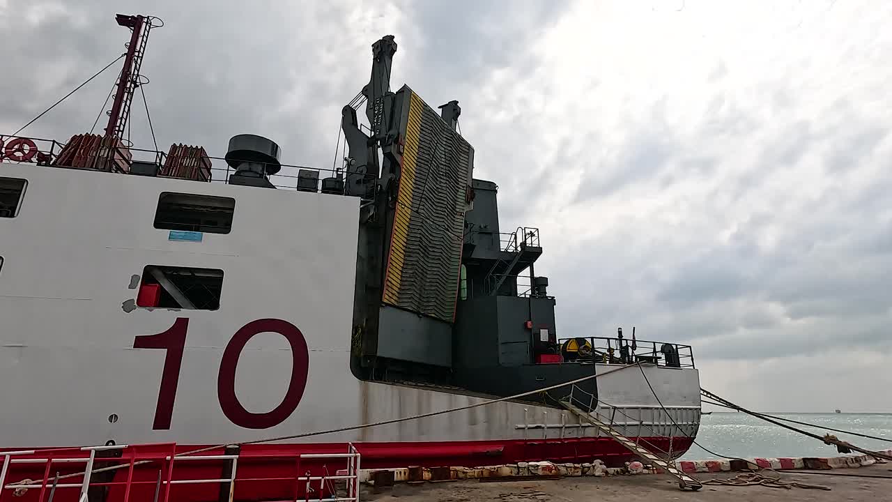 바쁜 항구 에 정박 한 큰 배