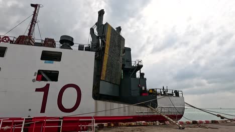 gran barco atracado en un puerto ocupado