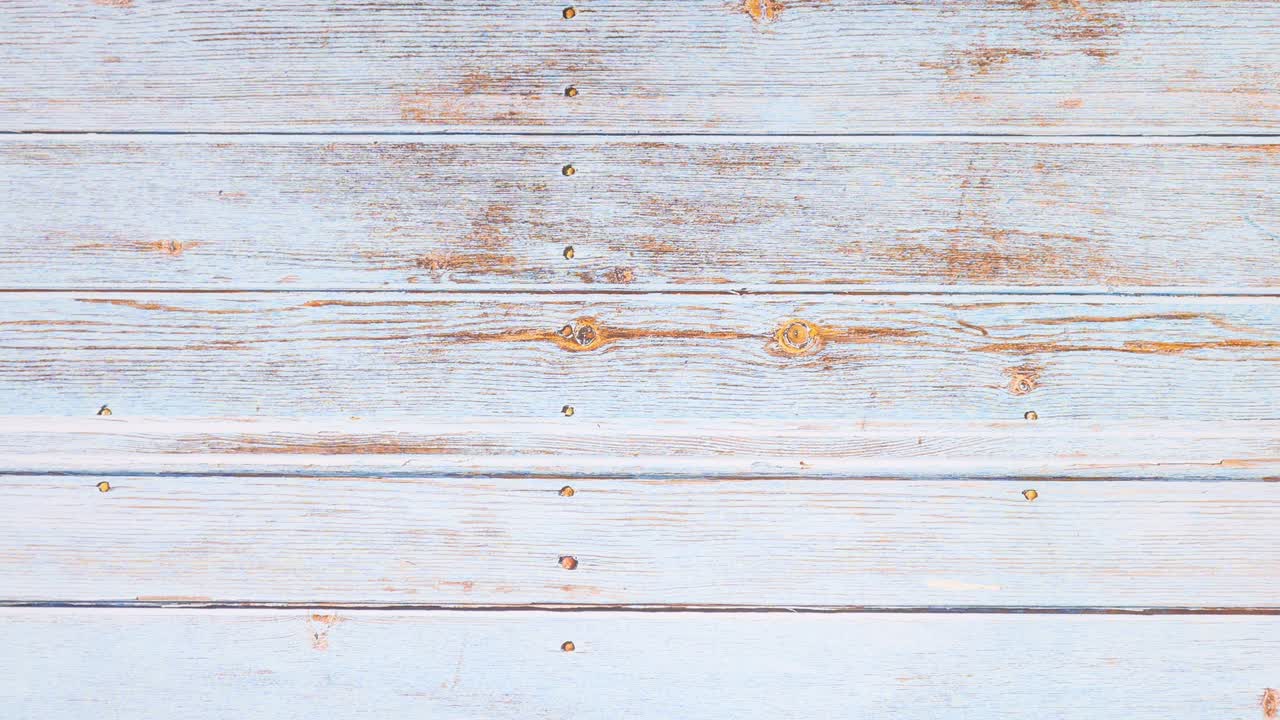 los chocolates en el plato y la crema de chocolate aparecen en la mesa - detenga el movimiento