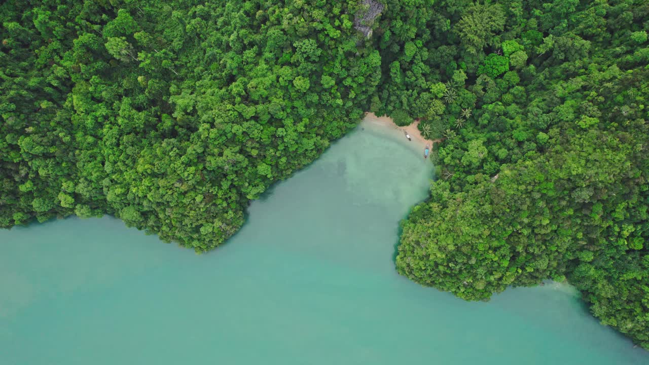 vista aérea de arriba hacia abajo en la bahía de kian rodeada de árboles verdes y exuberantes en una isla tropical koh yao noi en tailandia