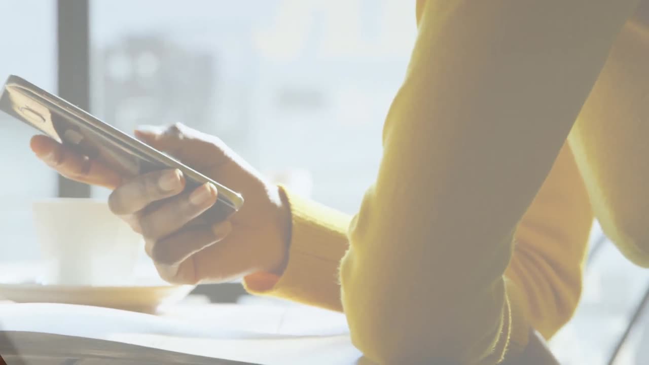 video de mujeres usando teléfonos inteligentes y bebiendo café en el café
