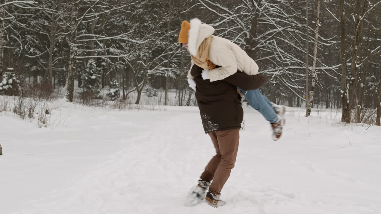 una pareja disfrutando de un día de nieve