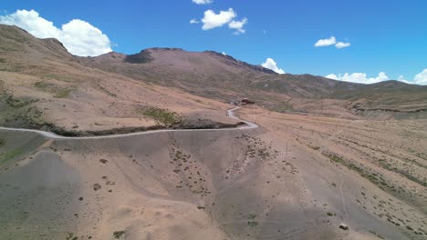 Luftaufnahme-Der-Bergstraße-Zum-Dorf-Komic,-Umgeben-Von-Trockener,-öder-Landschaft-Im-Spiti-Tal-In-Indien