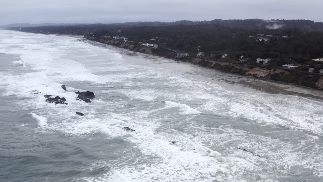costa de oregon de roca de foca remota, olas ásperas durante la tormenta, vista aérea