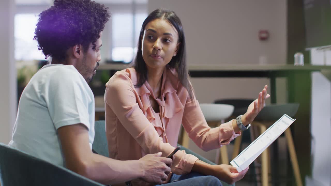 vídeo de una mujer de negocios y un hombre de negocios con papeles hablando