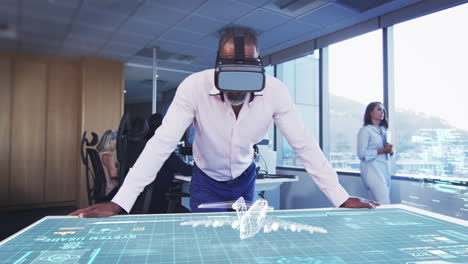 animación de un hombre de negocios con un auricular vr con un plan 3d en una mesa