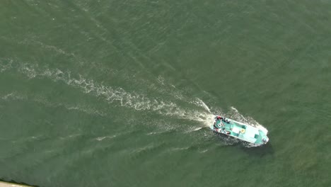un pequeño barco de crucero cruzando el mar, enoshima, japón