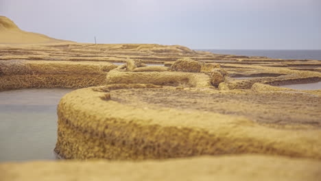 Blick-Vom-Boden-Aus-Auf-Die-Salzverdunstungspfannen-Auf-Der-Insel-Gozo