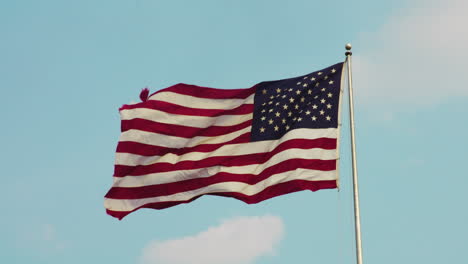 Waving-American-Flag-On-Pole-On-A-Breezy-Day-In-Indianapolis,-United-States