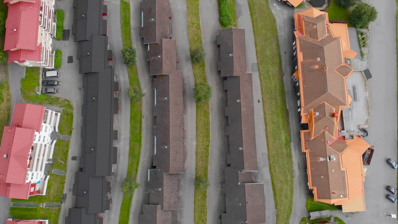 vista aérea de pájaro del pueblo sueco de are en la estación de esquí de jamtland para actividades deportivas al aire libre