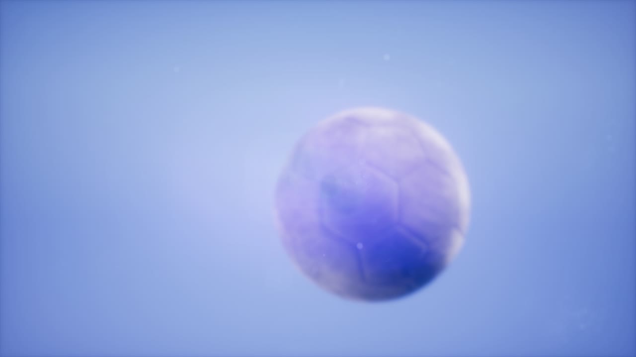 푸른 하늘 배경에 4k 슈퍼 슬로우 모션 비행 축구 공