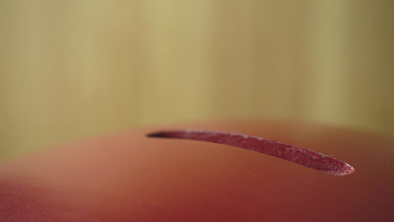 moneda que se inserta en una caja de donación de época, 4k