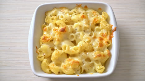 mac and cheese, macaroni pasta in cheesy sauce - american style