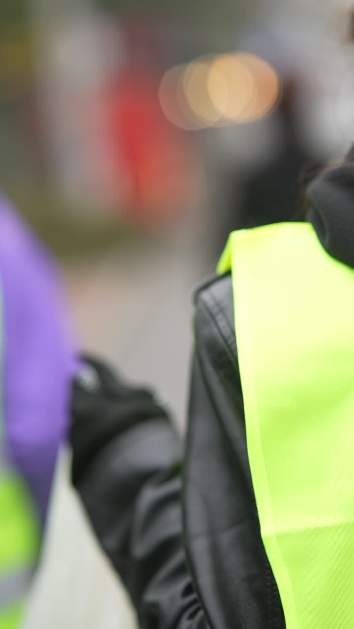 personas que llevan chalecos de seguridad