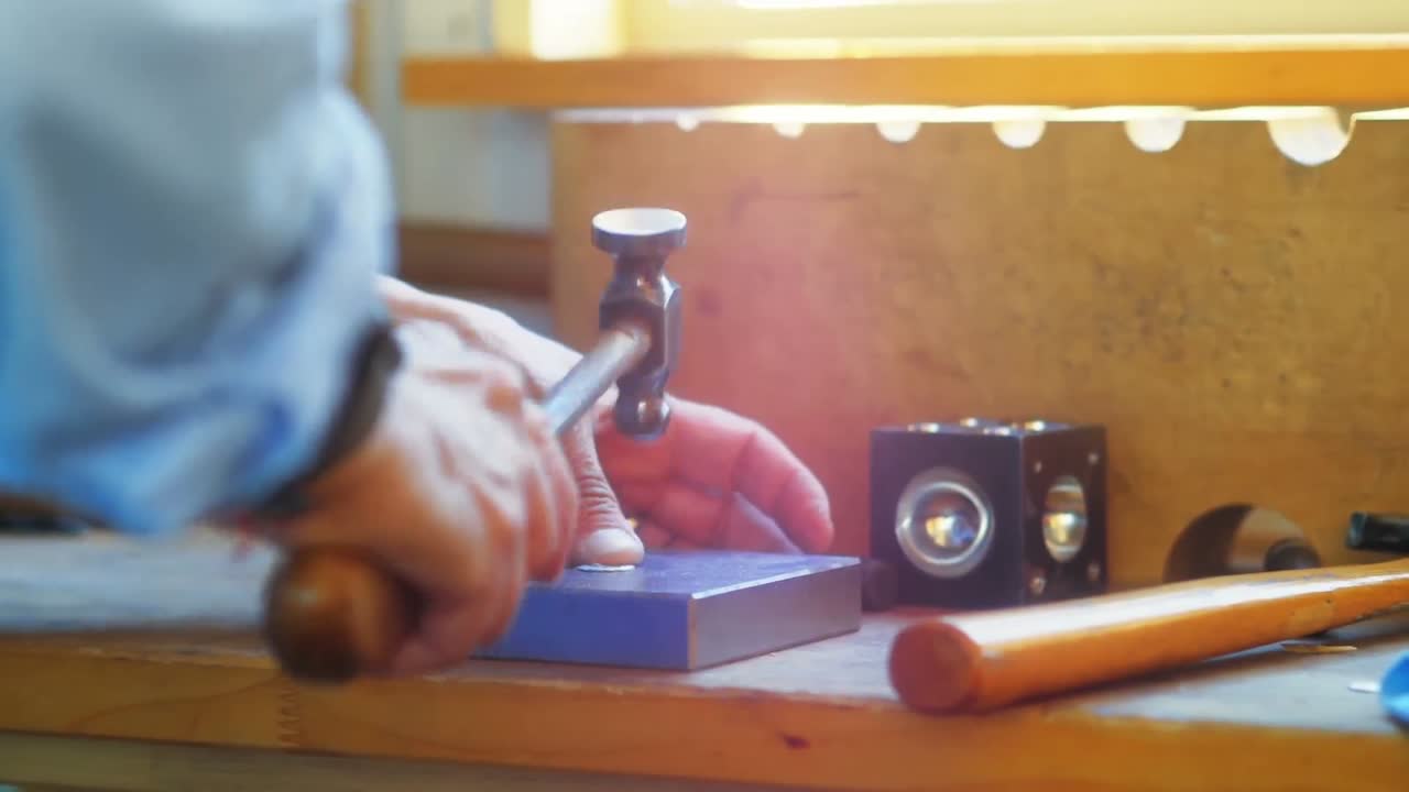 작업실 에서 일 하는 장인 여자