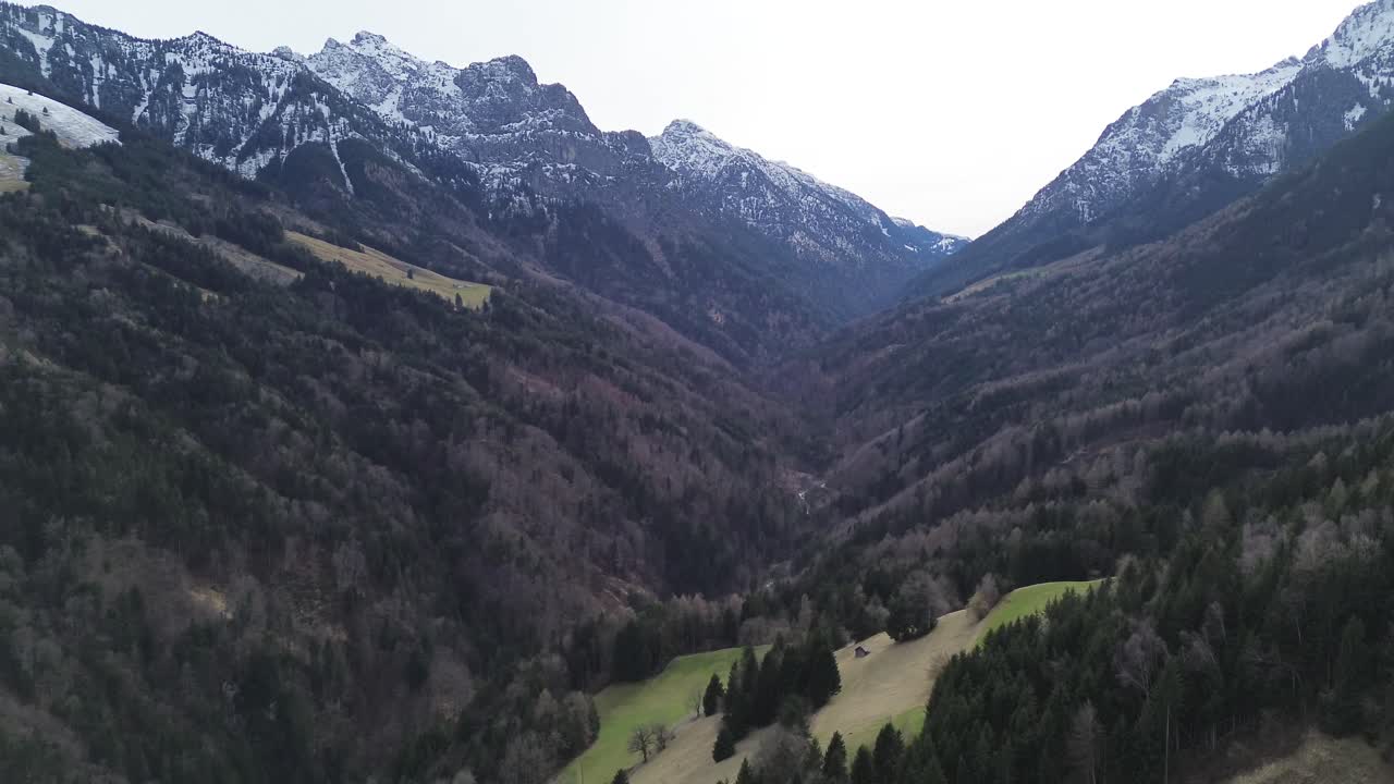 paisaje de nieve del bosque de montaña de invierno - vuelo de drones 4k