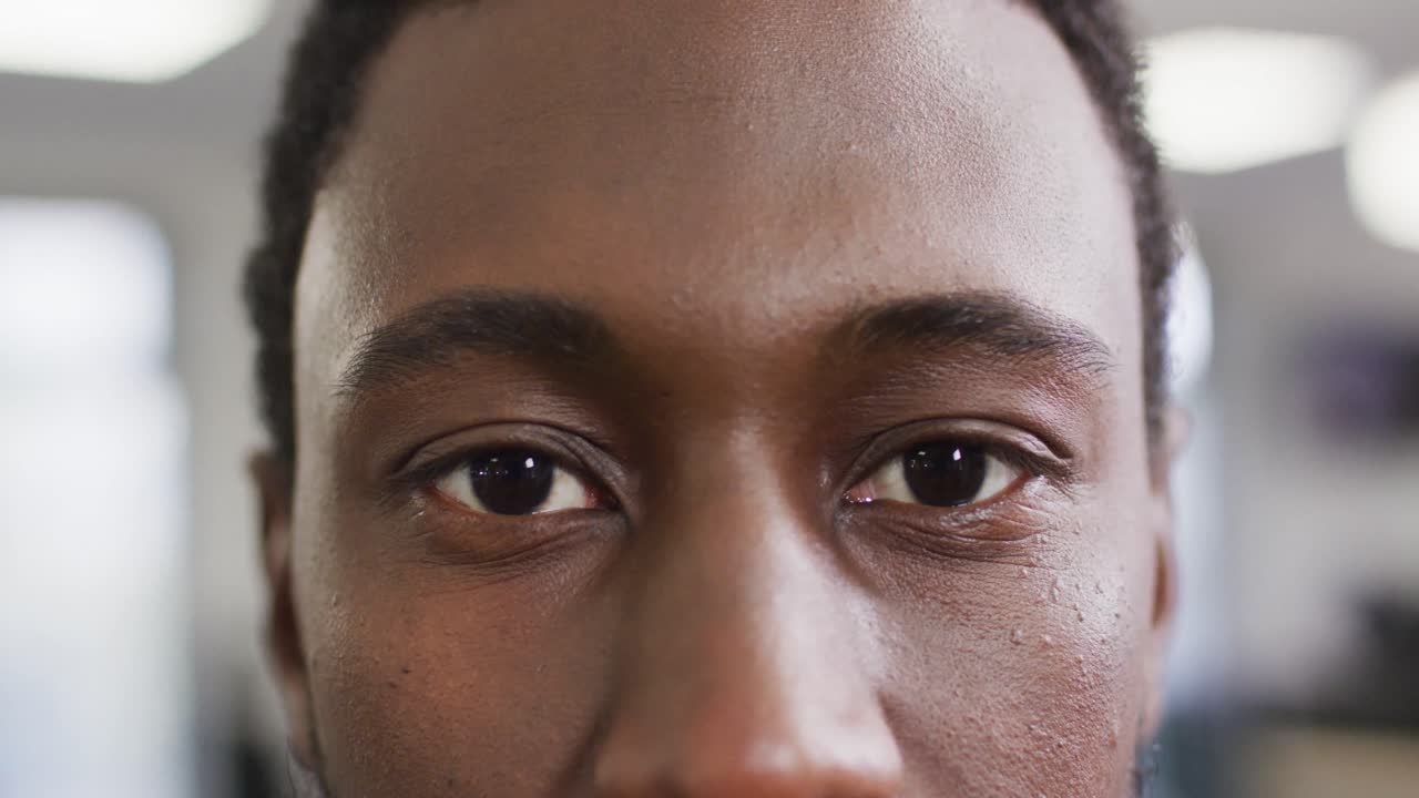 retrato de un hombre de negocios afroamericano en la oficina, en cámara lenta.