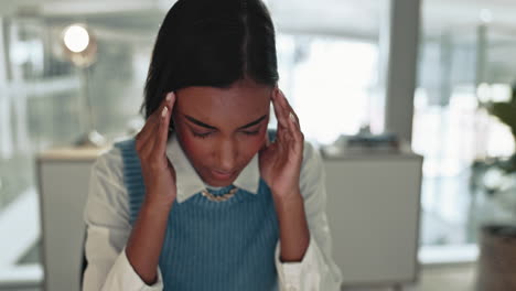 Geschäftsfrau,-Stress-Und-Kopfschmerzen-Am-Laptop