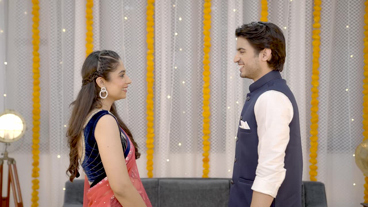 hombre indio apreciando el atuendo de su esposa