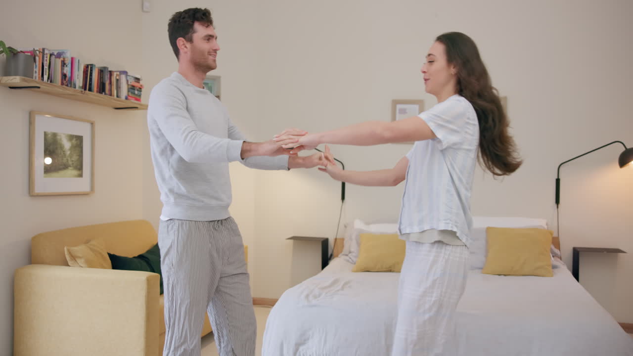 Amor, dança e casal feliz no quarto