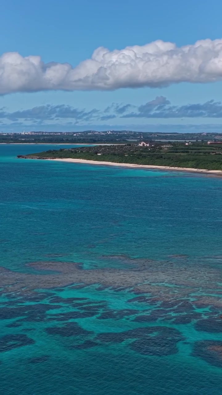 Vista aerea della barriera corallina esterna vicino alle spiagge di Nagamahama e Nagasaki sull'isola di Kurima, Okinawa, Giappone