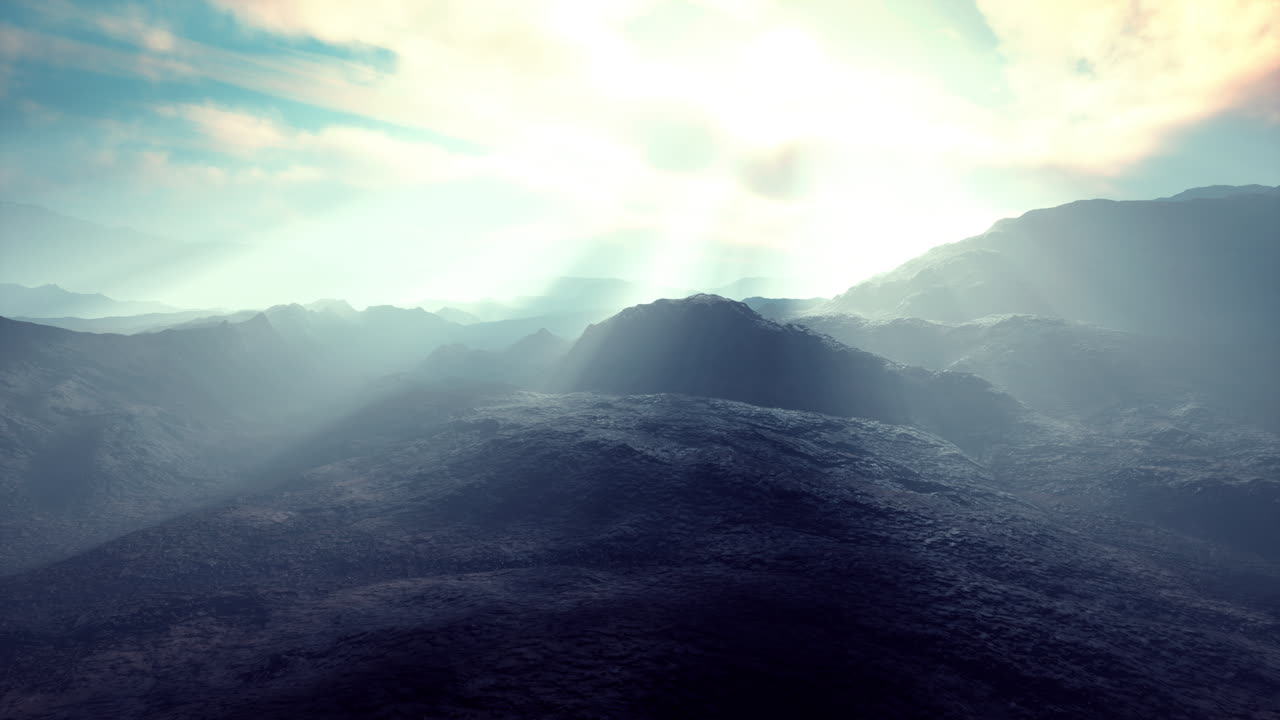 campo de piedra negra en la densa niebla en las tierras altas