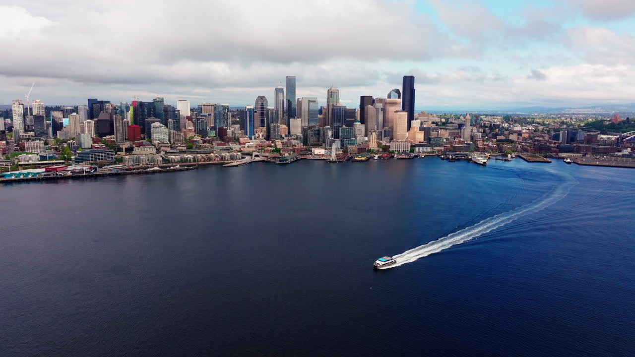 Ilmakuva Seattlesta (Washington), jossa näkyy meri, rantaviiva ja keskustan siluetti. Ihanteellinen matka-, rannikko- ja kaupunkimaisemavideomateriaaliin.