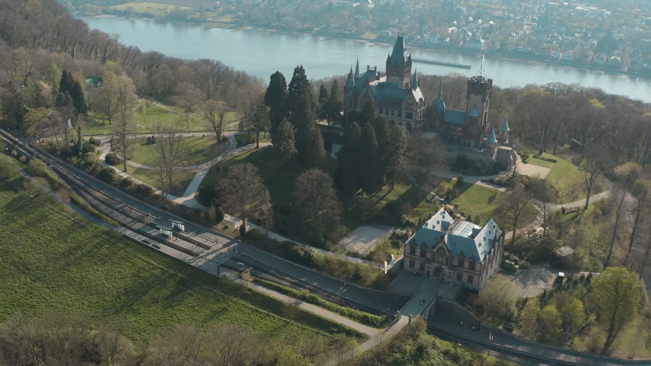 drone - toma aérea del castillo drachenburg y el río rin con barco siebengebirge cerca de bonn - königswinter 30p
