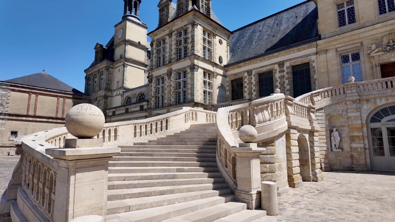 Vista architettonica del Palazzo di Fontainebleau e della sua famosa scalinata curva, un simbolo della regalità francese.