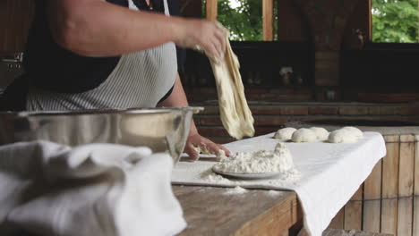 Tono-Tradicional-De-Panadería-Preparando-Masa-Para-Hornear-Un-Shotis-Puri-Georgiano