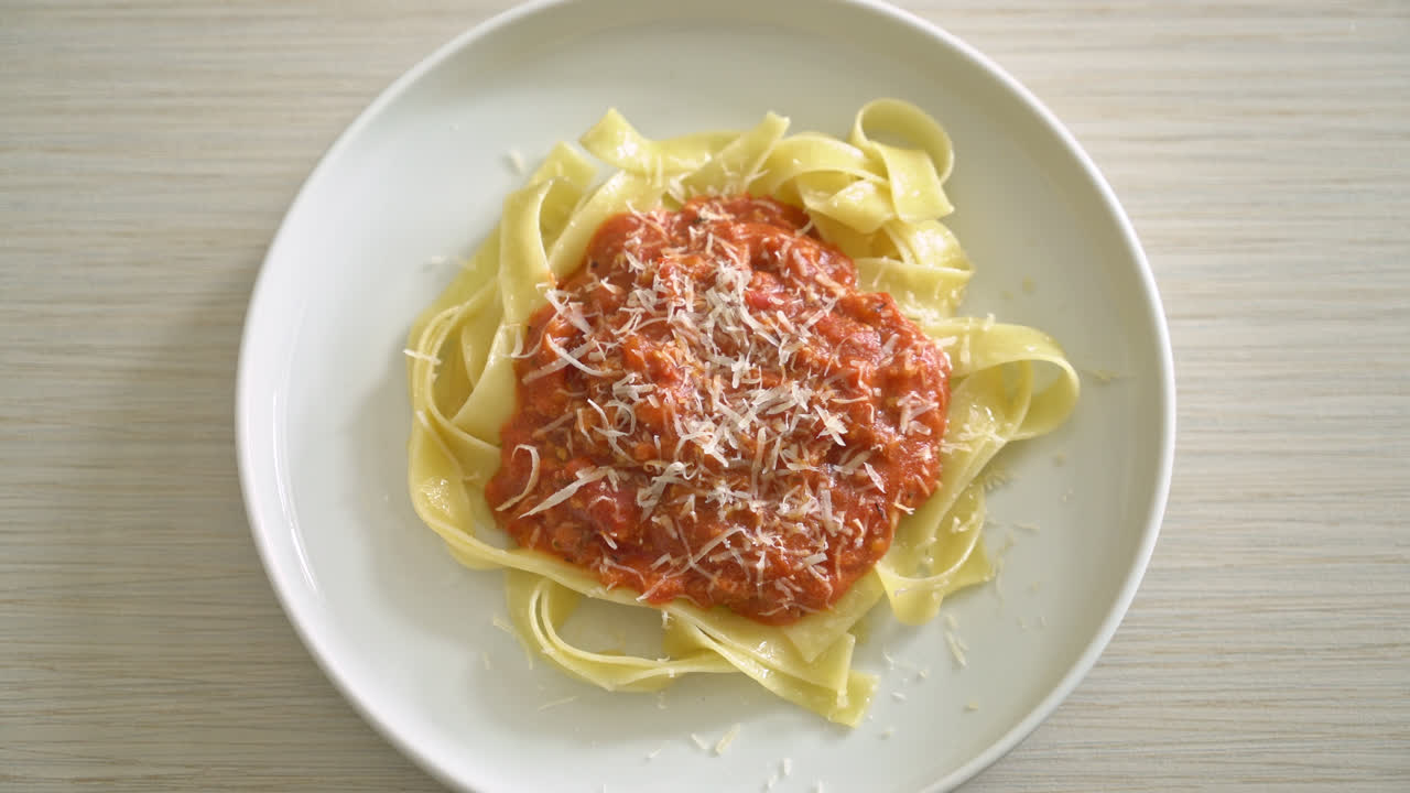 pasta fettuccine a la boloñesa de cerdo con queso parmesano - estilo de comida italiana