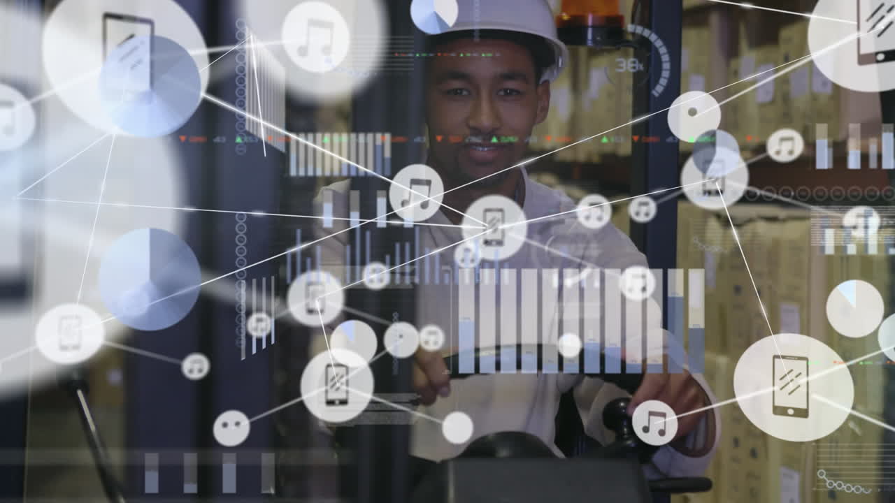 animación del procesamiento de datos sobre un trabajador afroamericano que muestra los pulgares hacia arriba sentado en una carretilla elevadora.